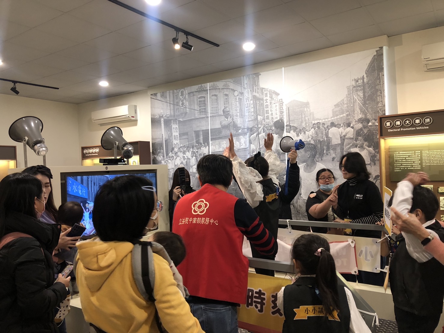 競選擂台展間體驗選舉戰車