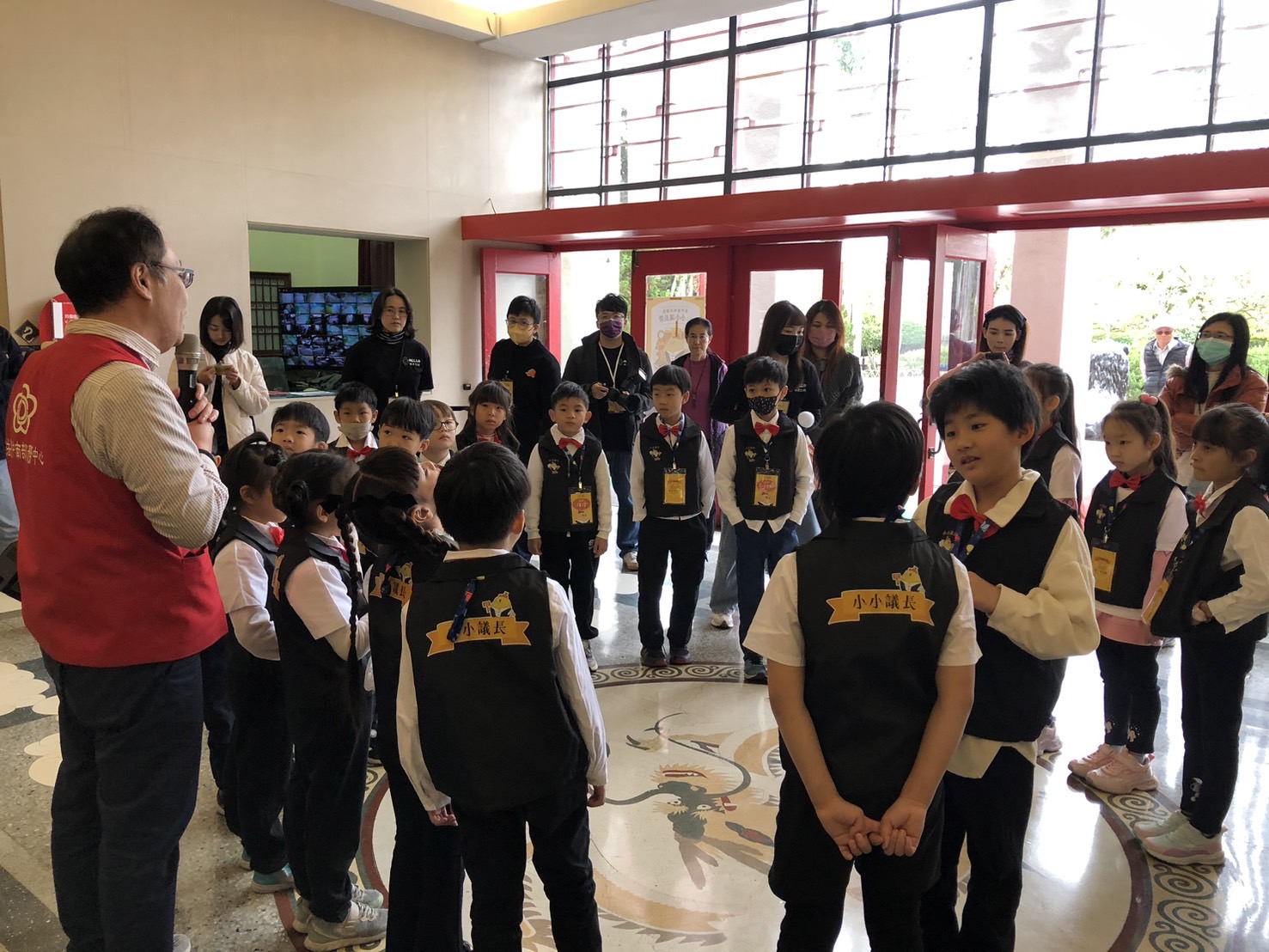 議事堂前解說龍紋圖飾