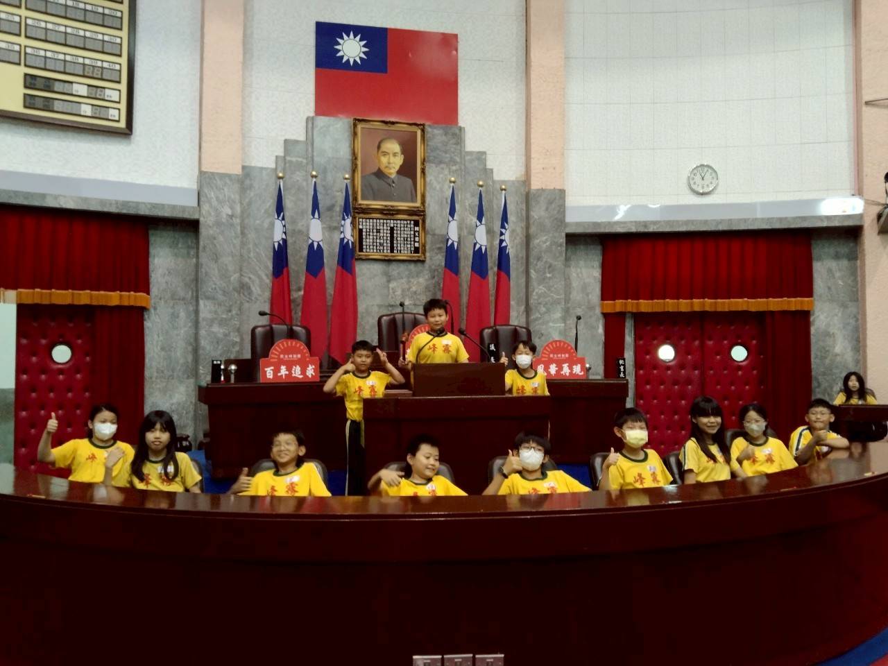 議事堂主席台前留影-1