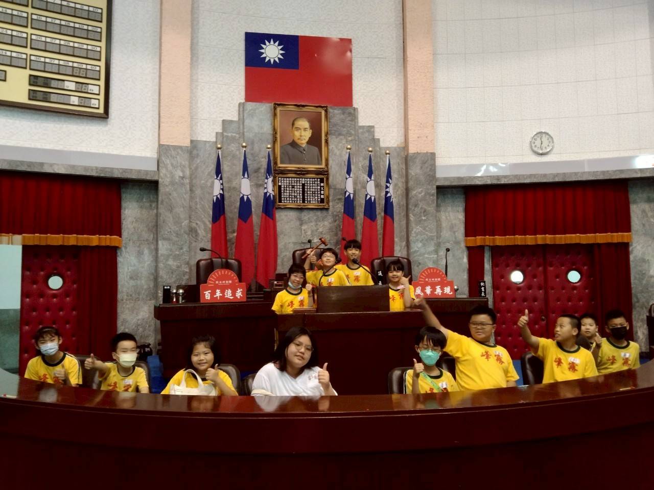 議事堂主席台前留影-2