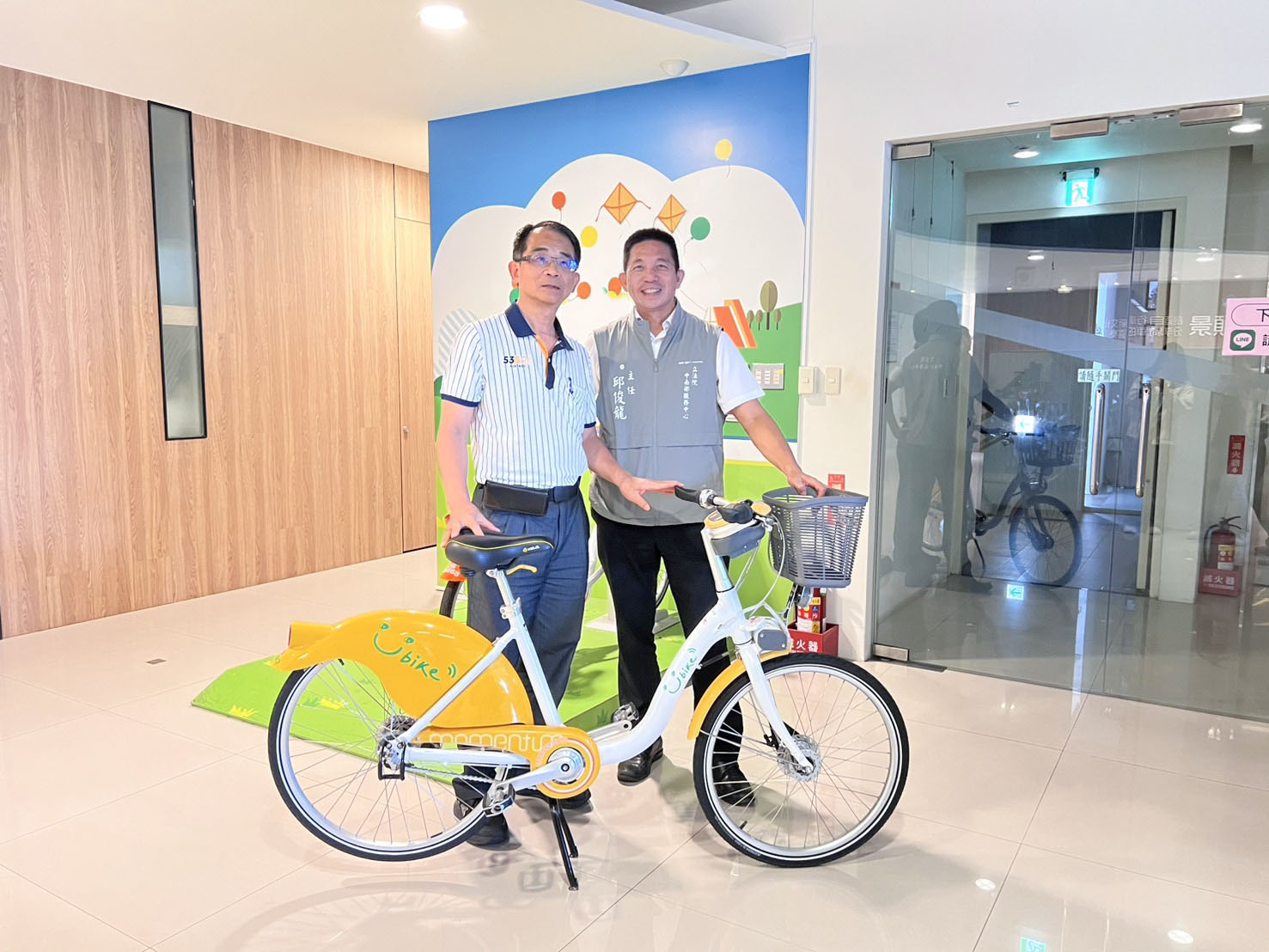 立法院中南部服務中心主任邱俊龍拜會台中市微笑單車公司總經理何友仁合影