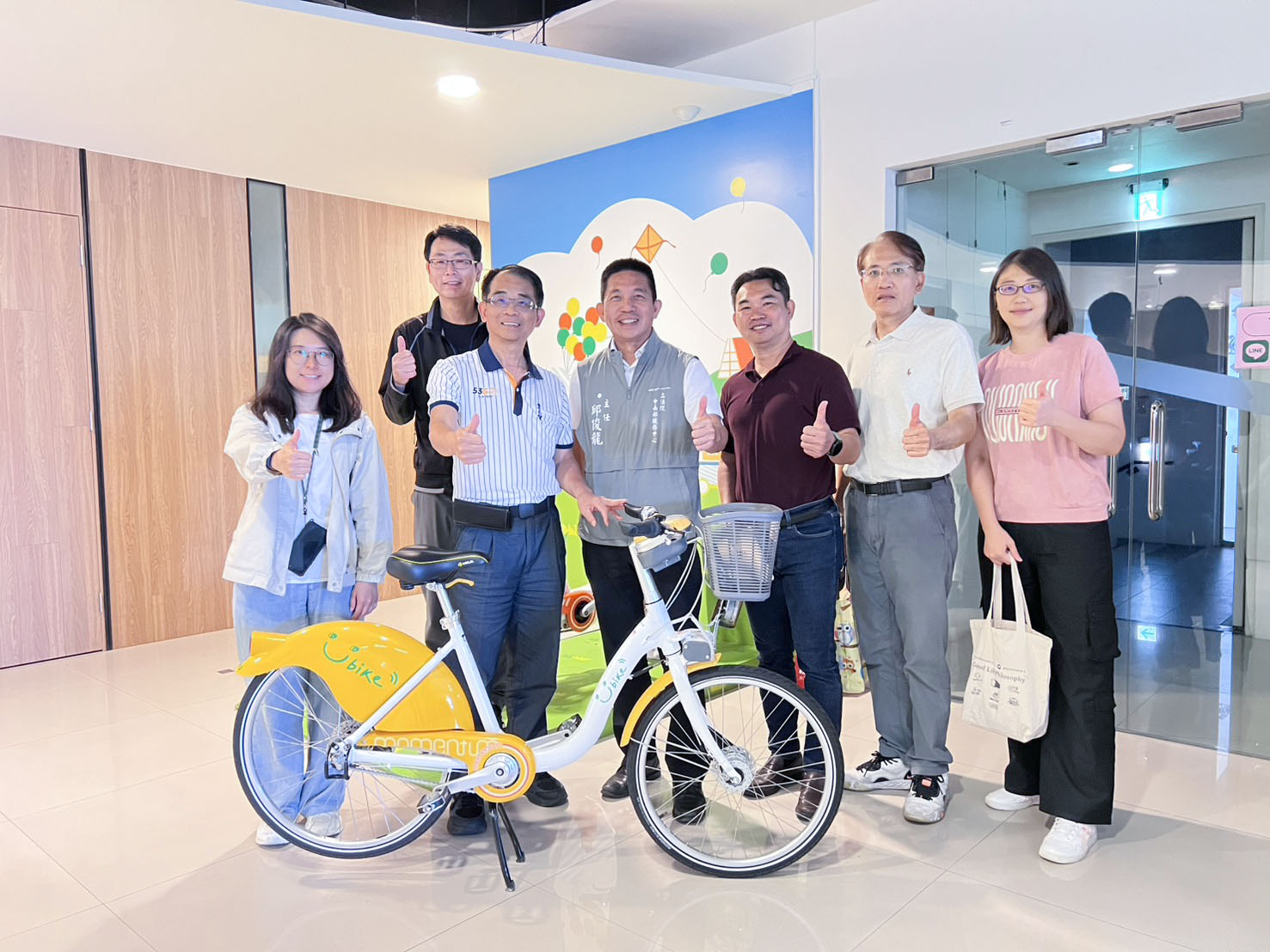 邱俊龍主任等與微笑單車公司總經理何友仁等合影