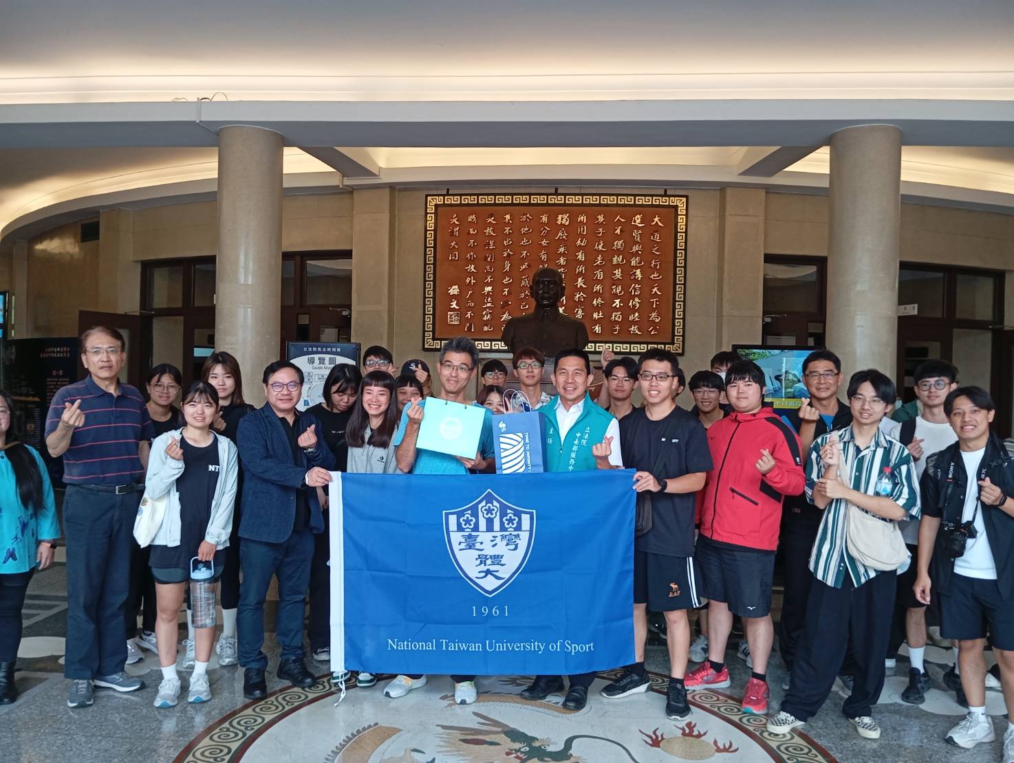 邱主任等長官與師生在民主時刻館大廳合照