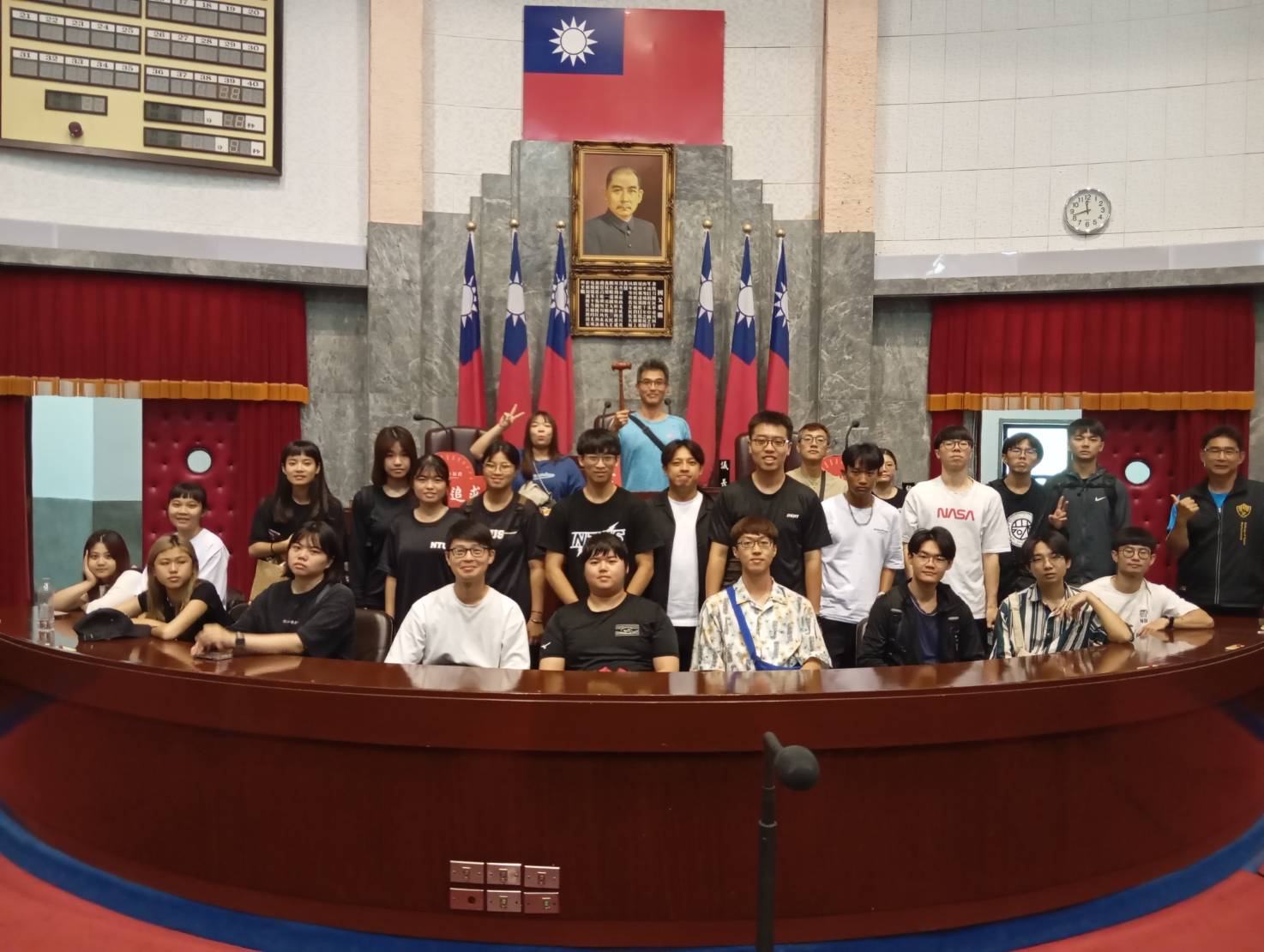 議事堂主席台前留影