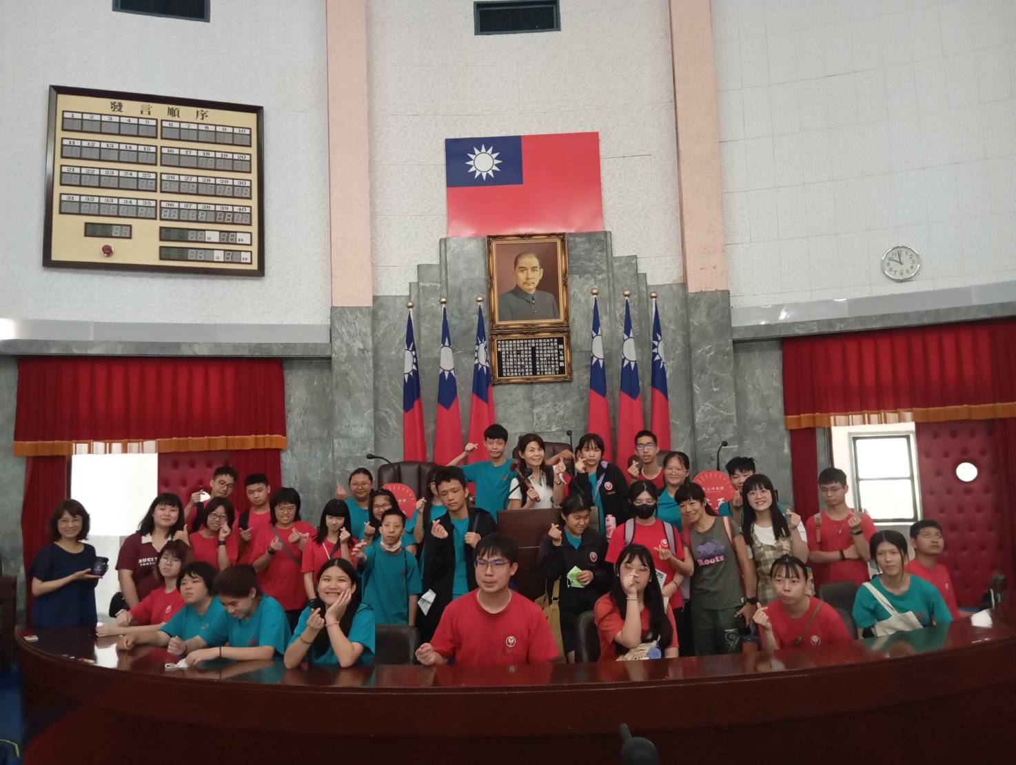 議事堂主席臺前留影