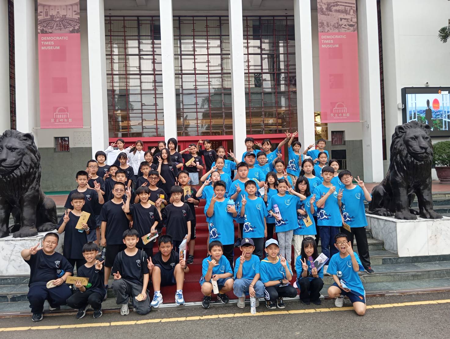 民主時刻館前合照