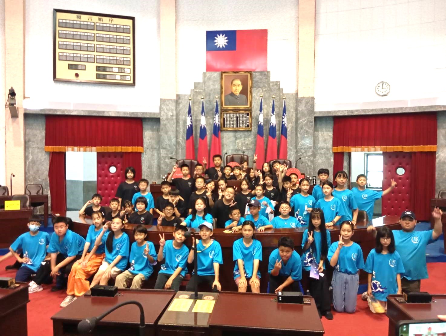 議事堂主席臺前留影