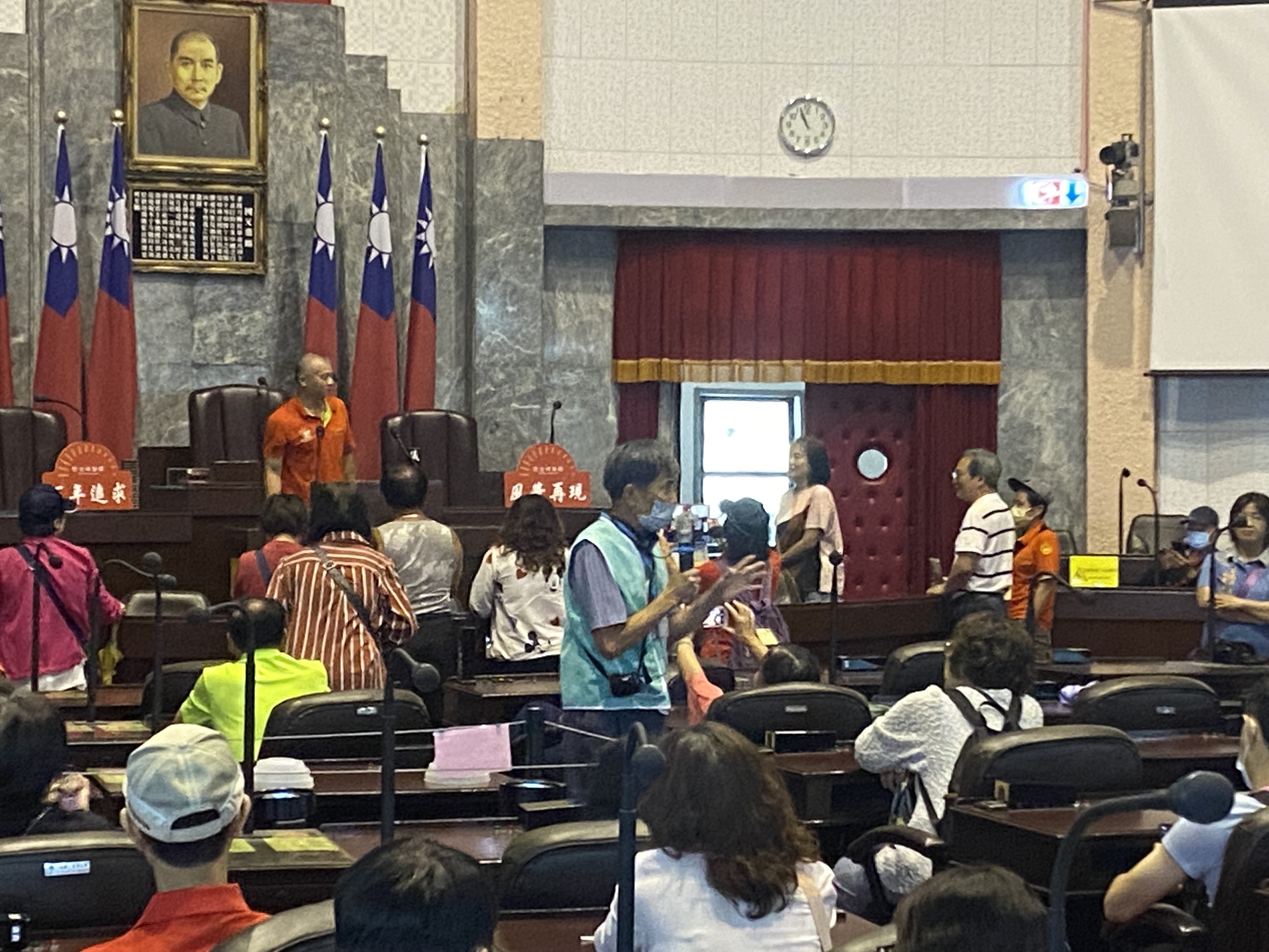 體驗議事堂主席台等設備