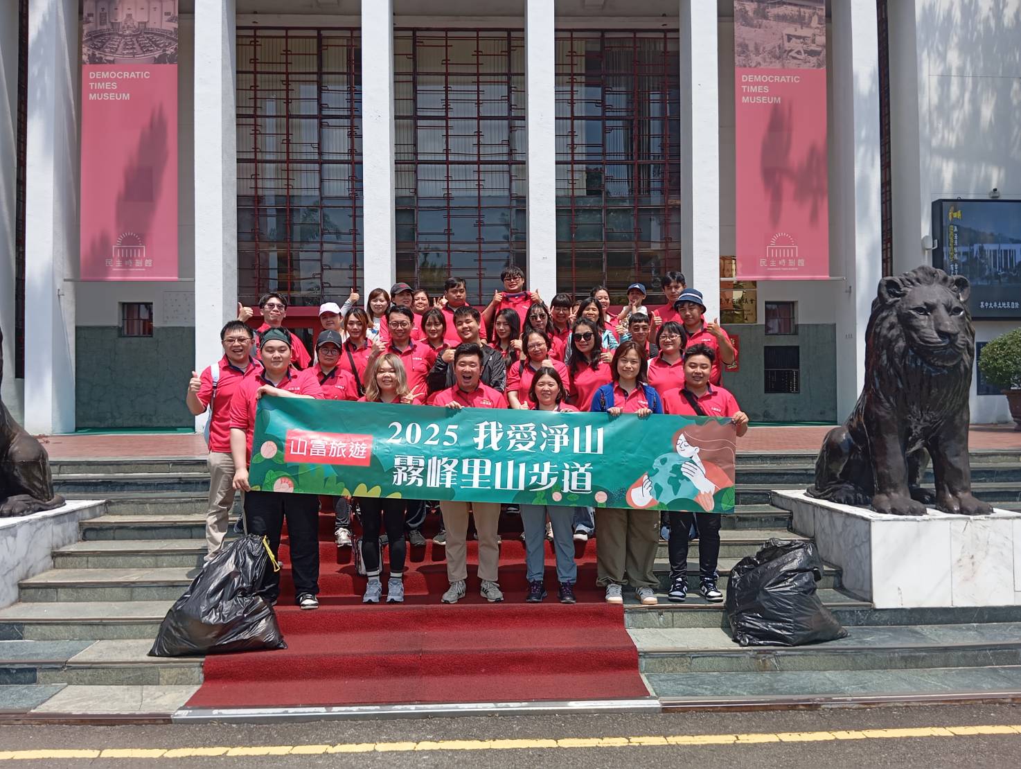 民主時刻館前合照