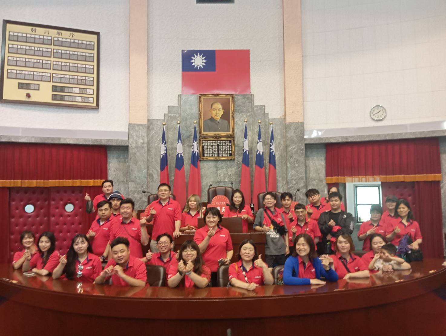 議事堂主席臺合影