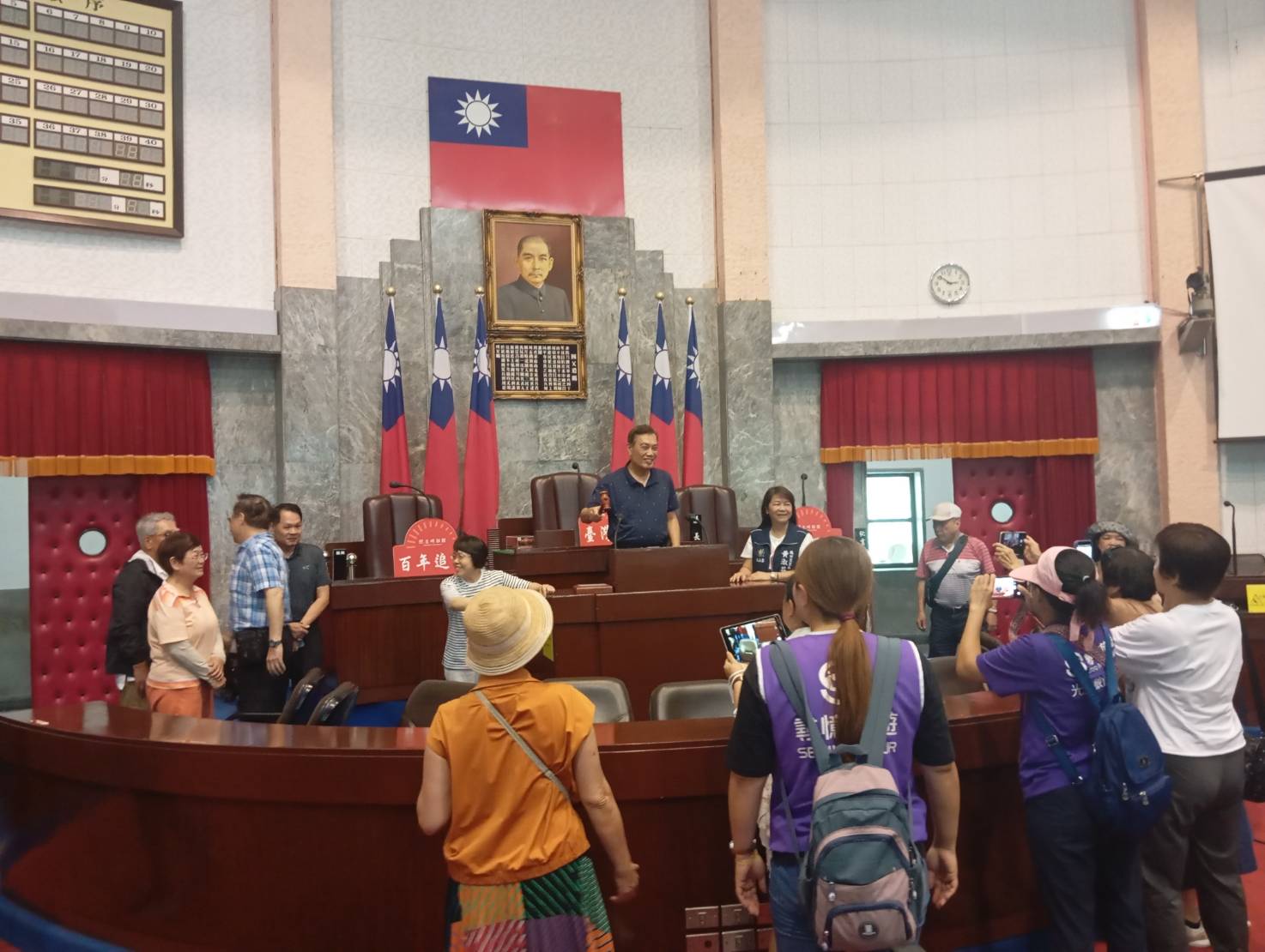 議事堂主席臺留影
