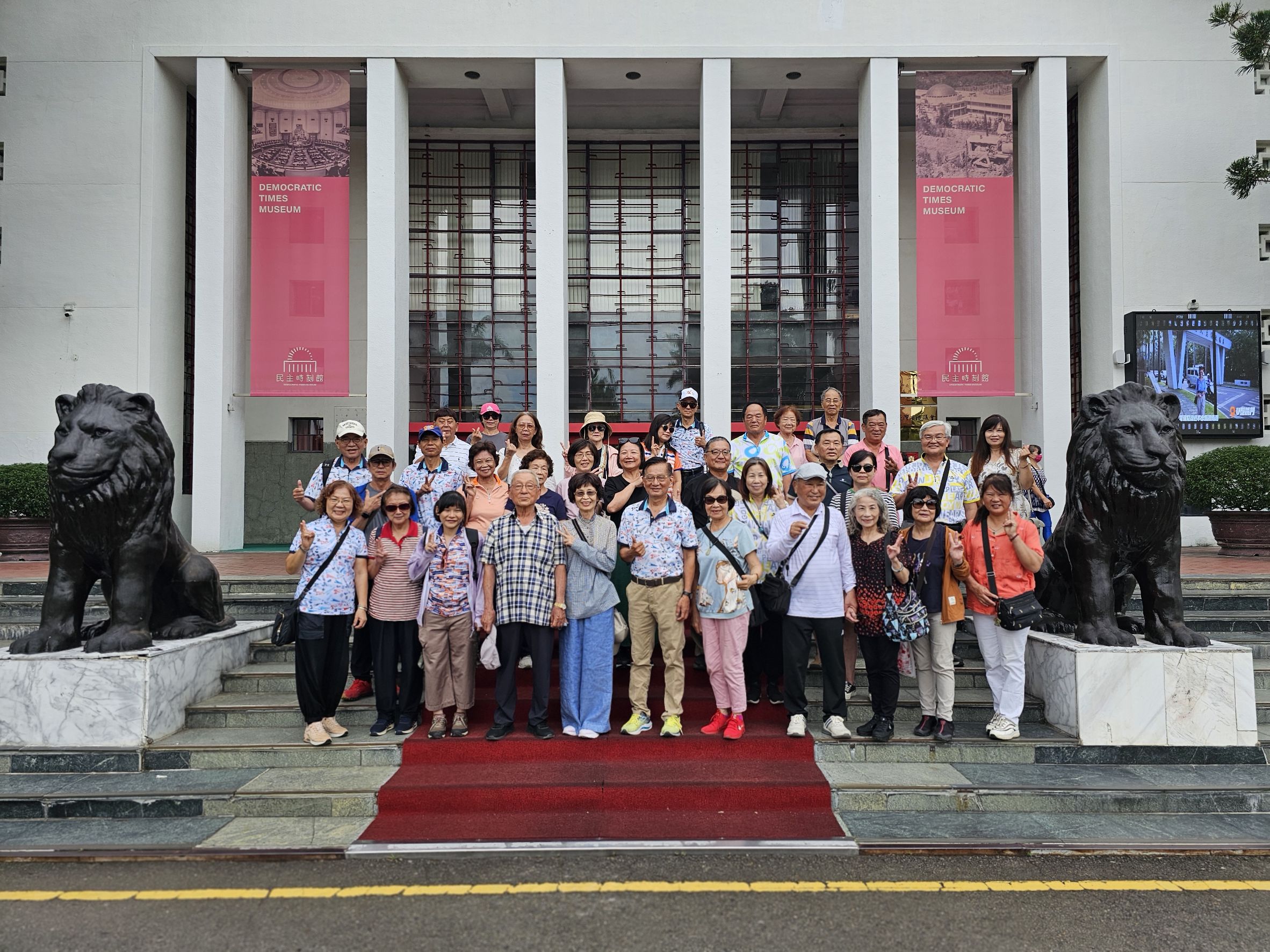 民主時刻館前合照