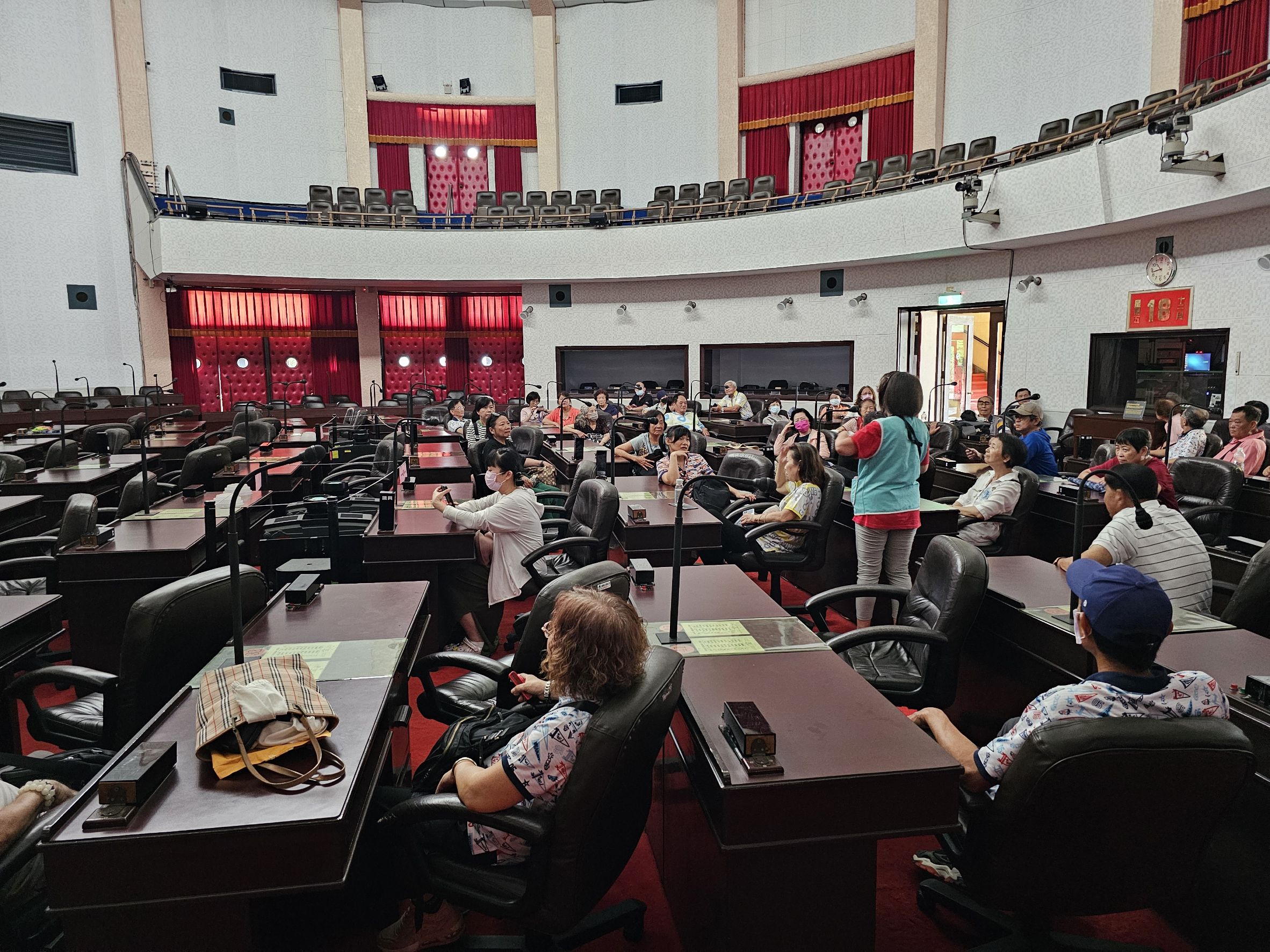 解說議事堂設備及歷史