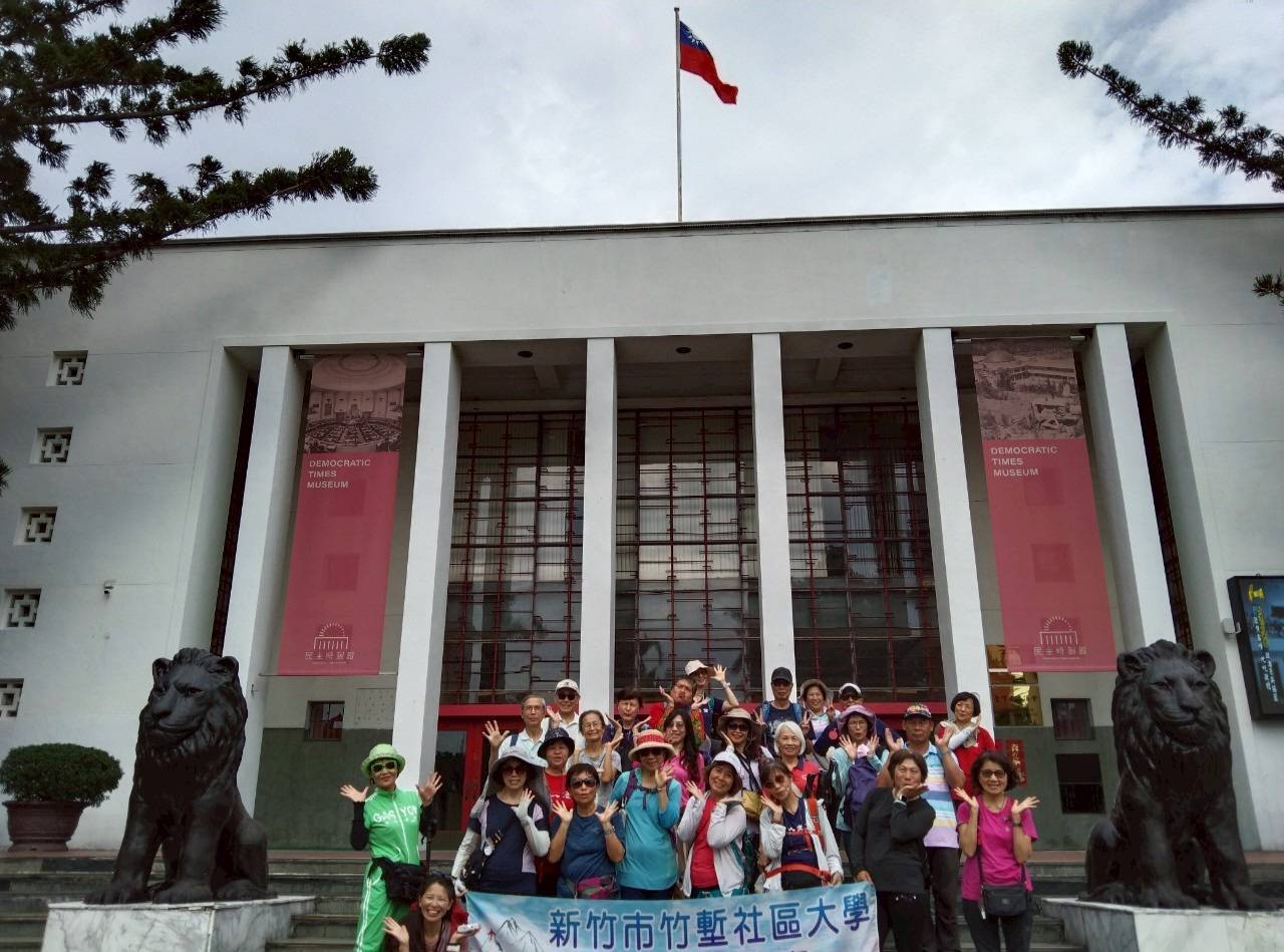 民主時刻館前合照