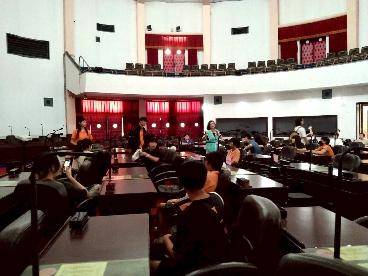 解說議事堂設備及歷史