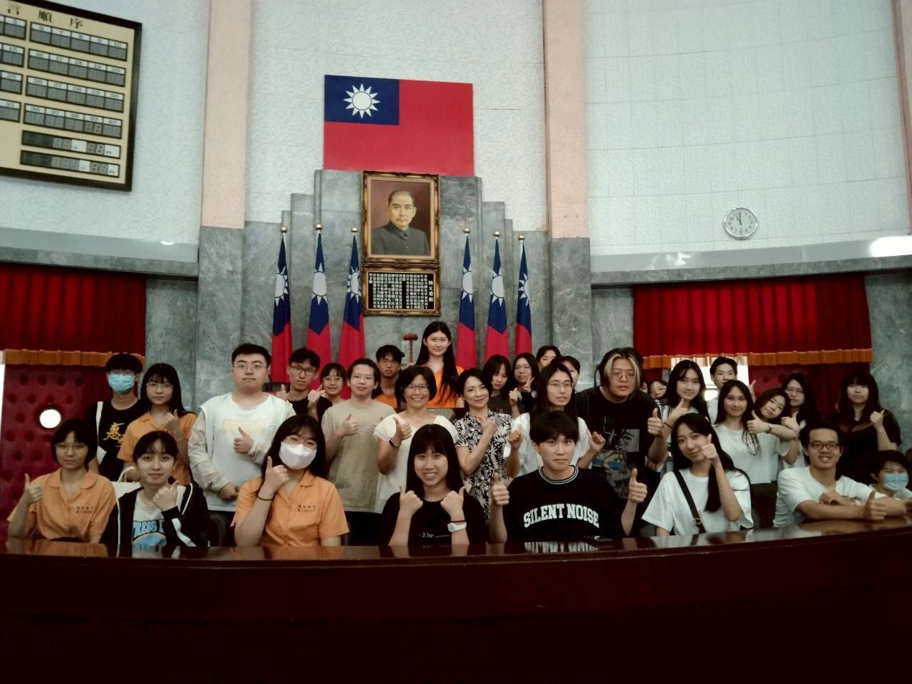 議事堂主席臺前留影