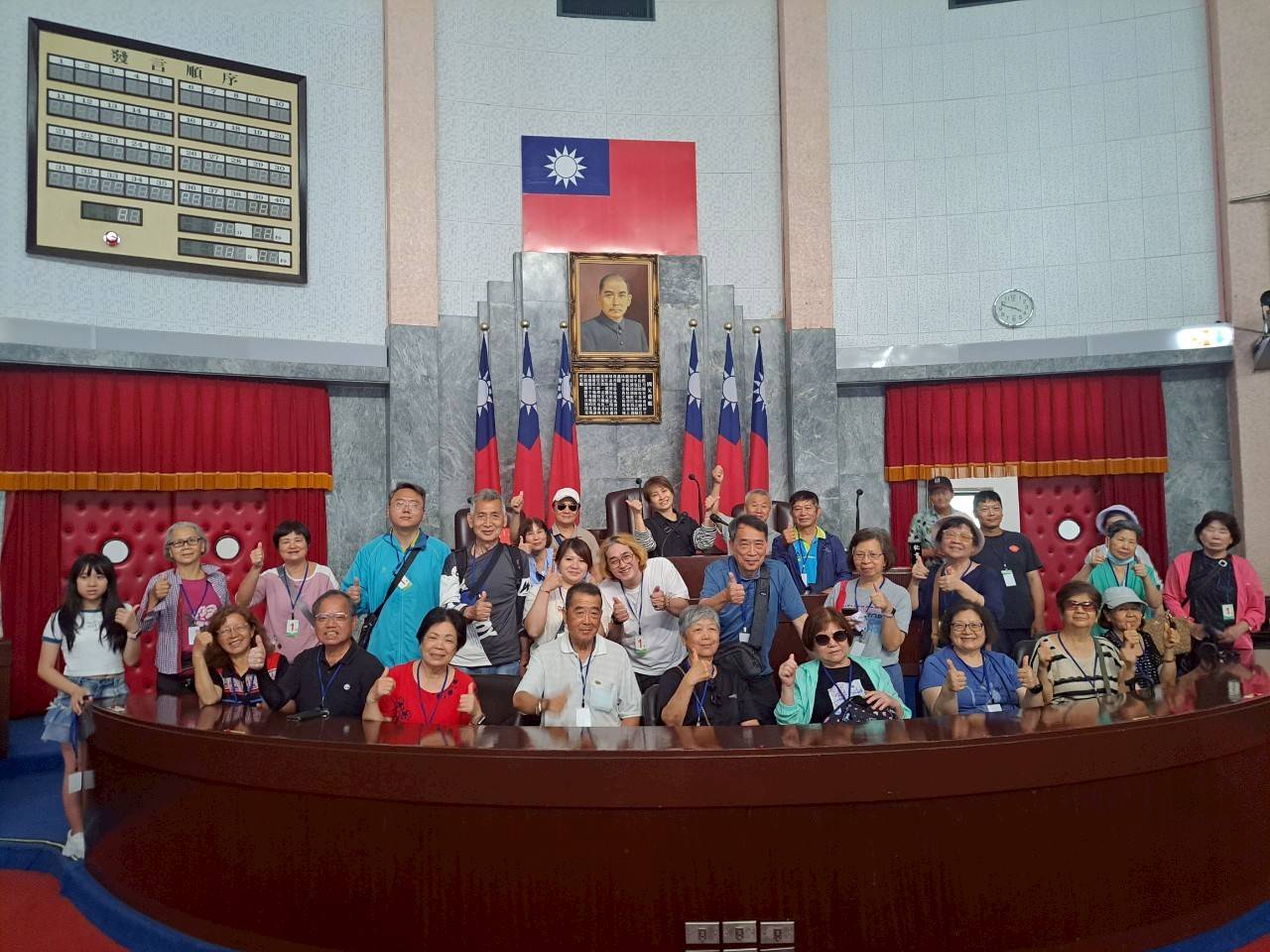 議事堂主席臺前留影