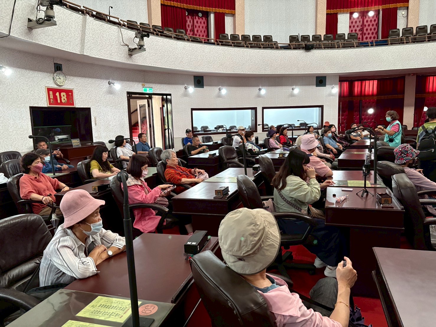 解說議事堂設備及歷史