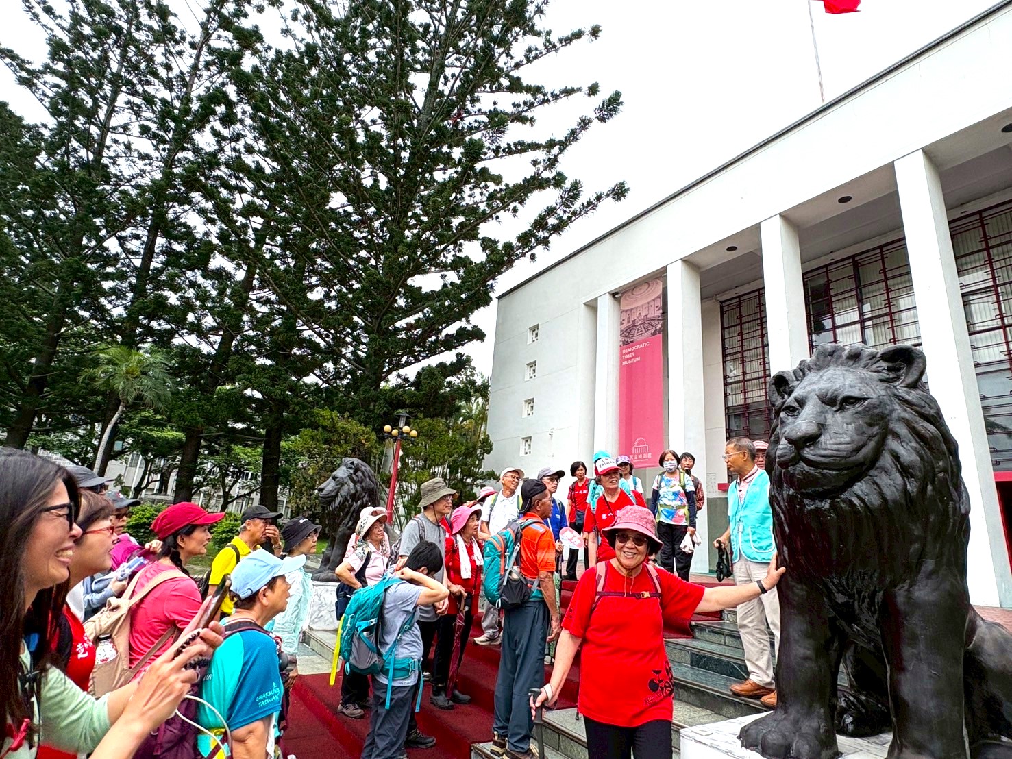 解說議事堂前雙獅及環境設施