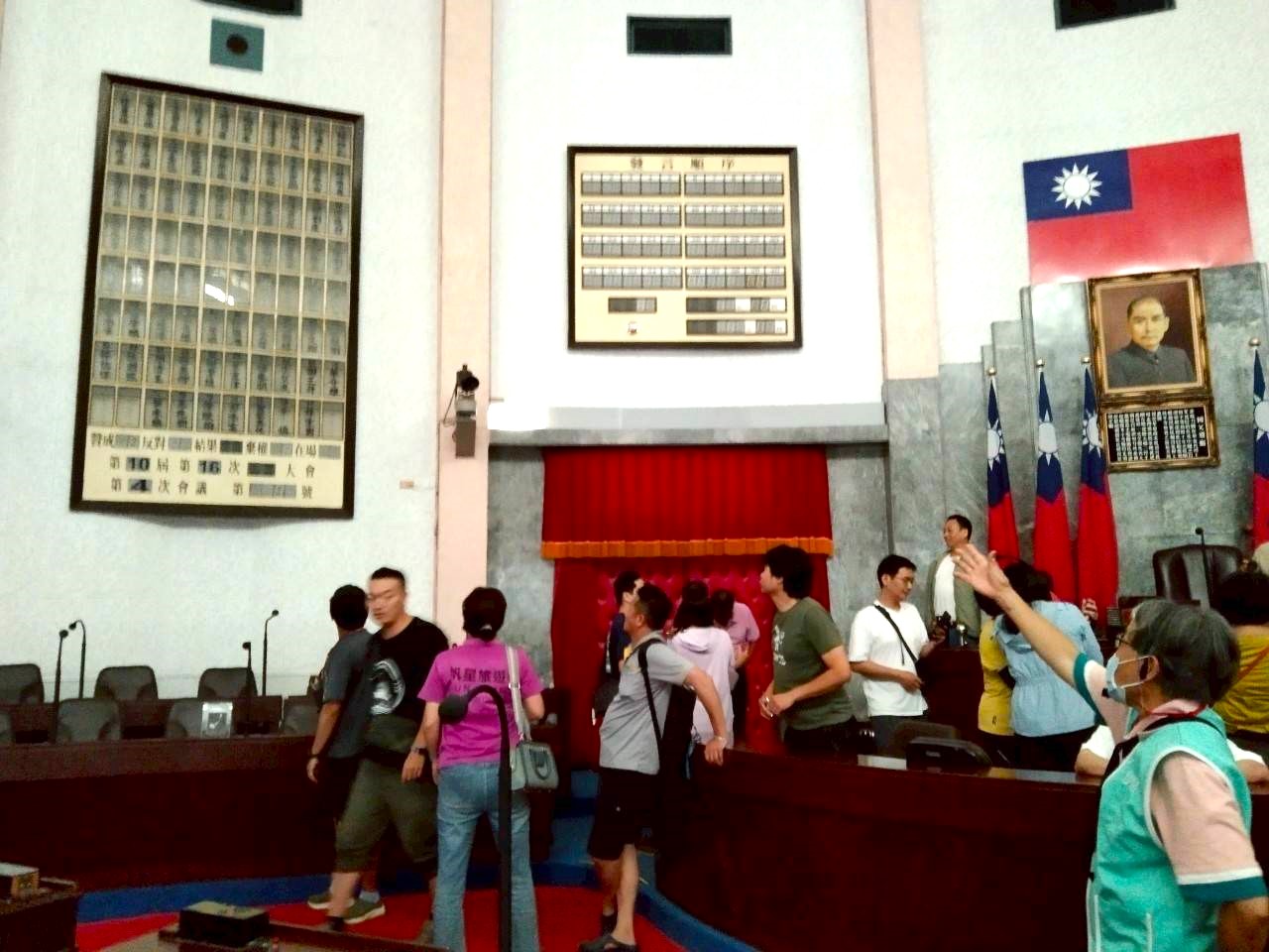 解說議事堂設備及歷史