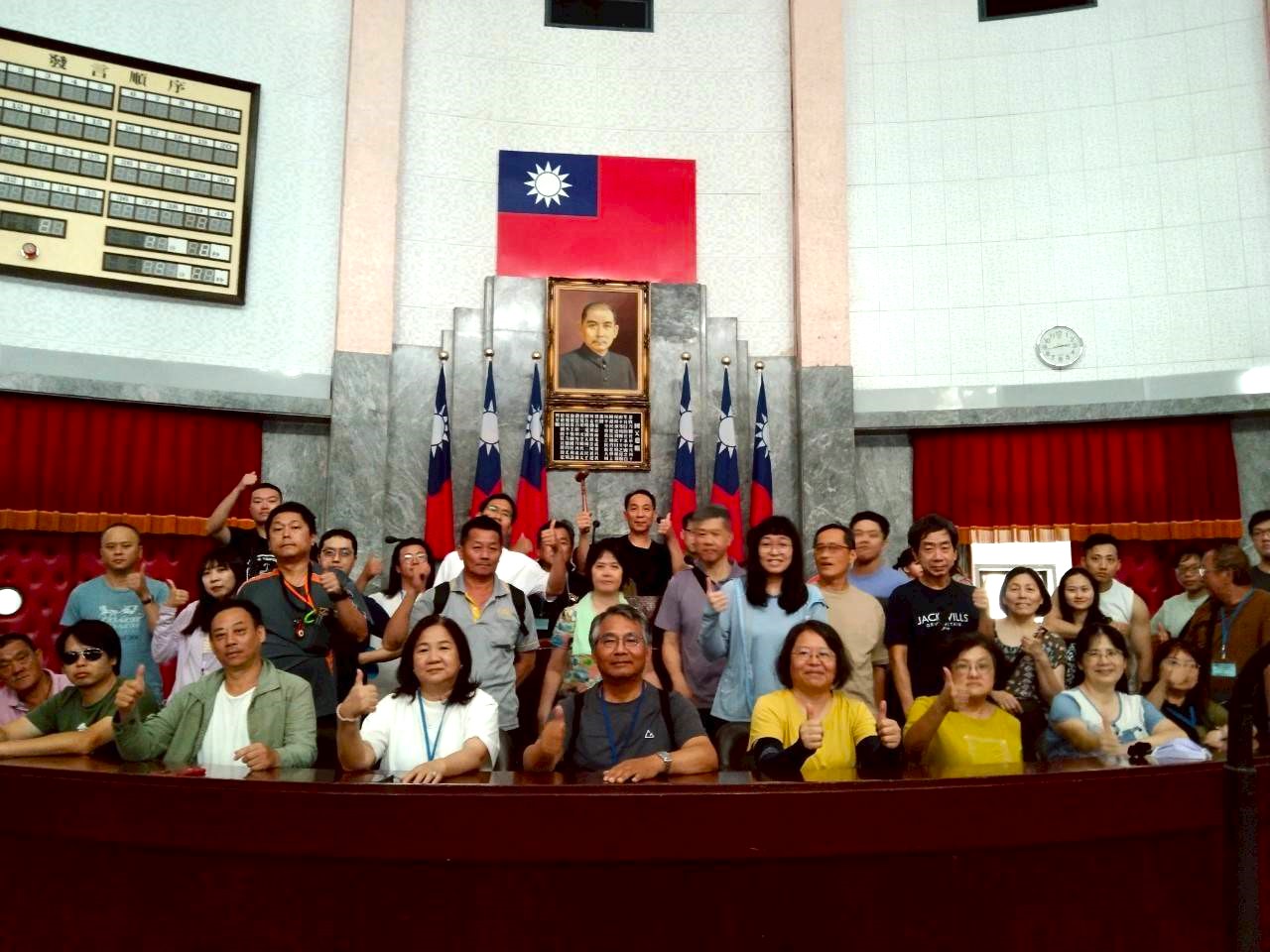 議事堂主席臺前留影