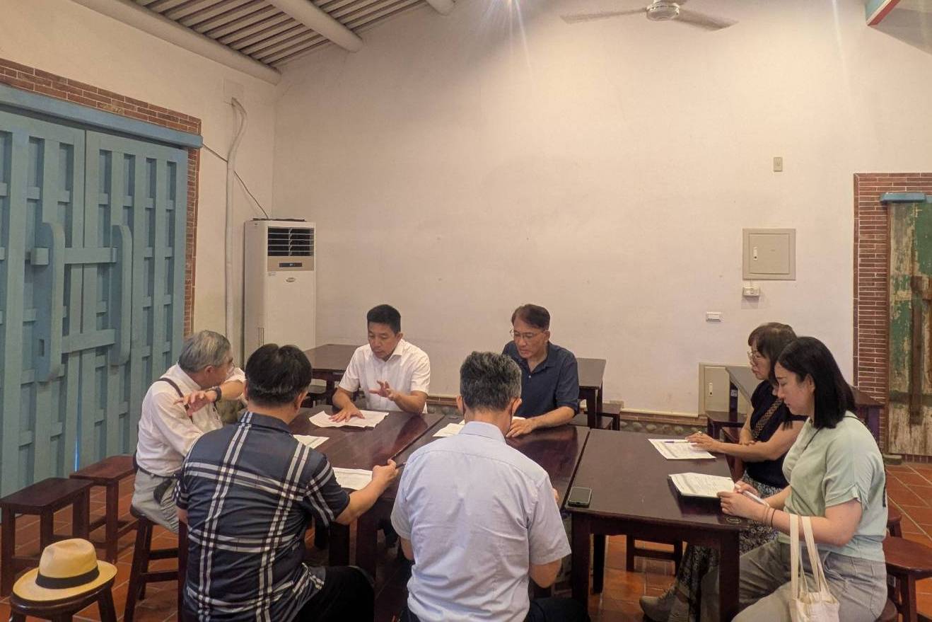 立法院中南部服務中心主任邱俊龍與霧峰文化觀光協會理事長林俊明洽談活動合作事宜