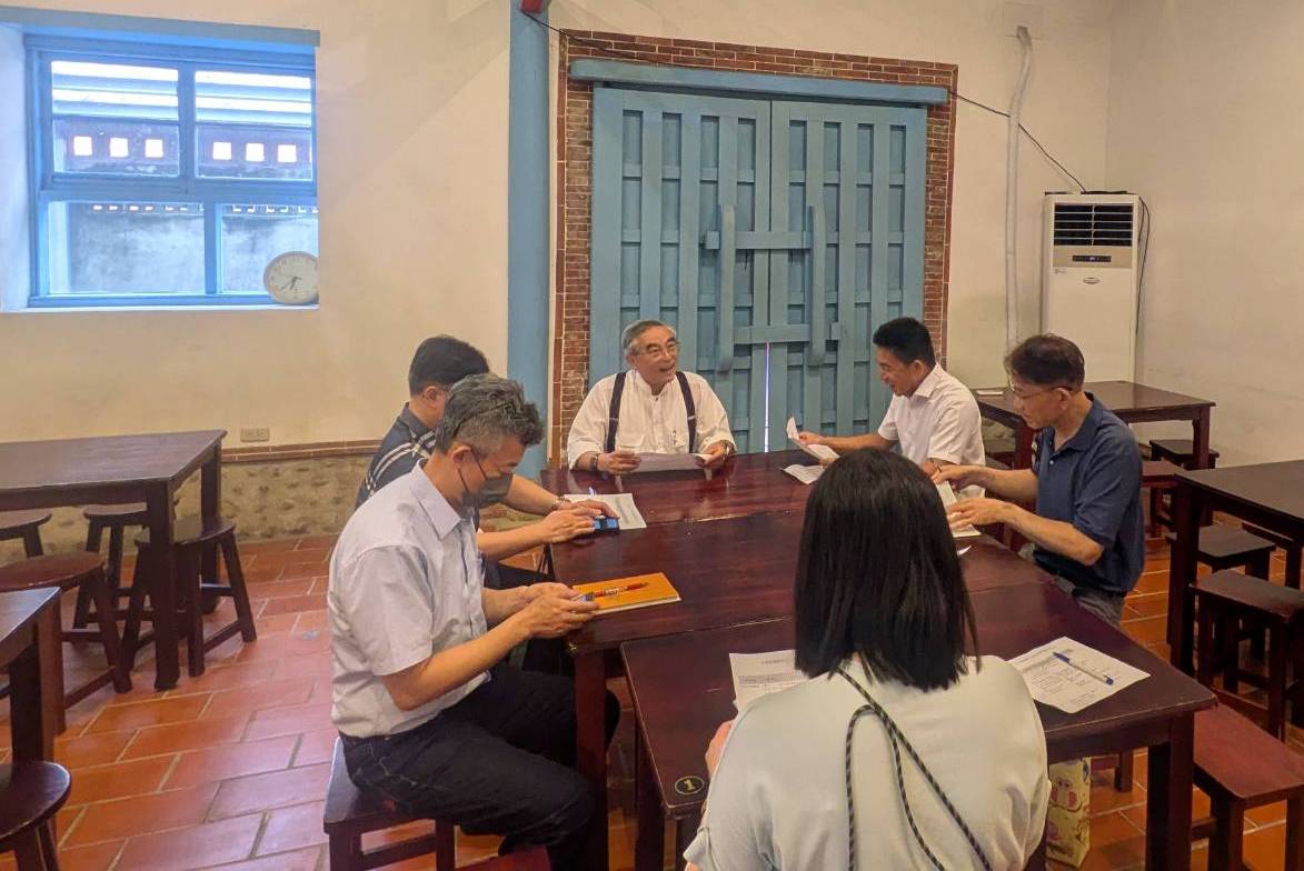 立法院中南部服務中心主任邱俊龍與霧峰文化觀光協會理事長林俊明洽談活動事宜