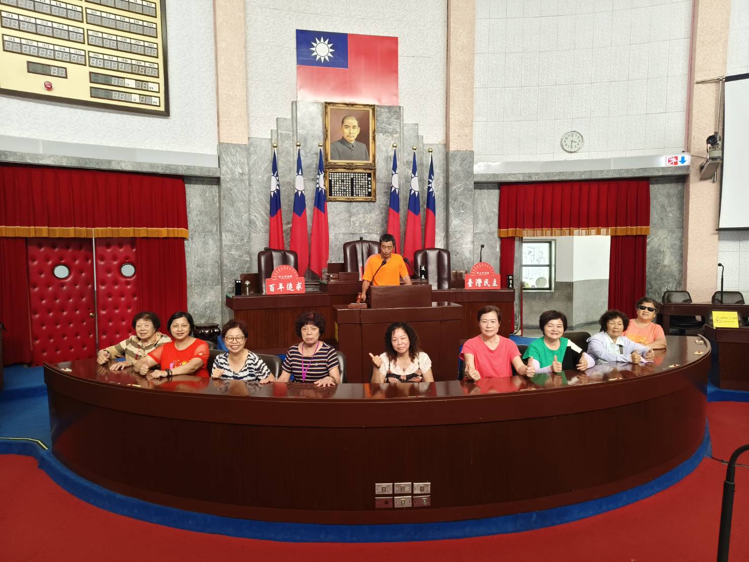 議事堂主席台前留影-1.