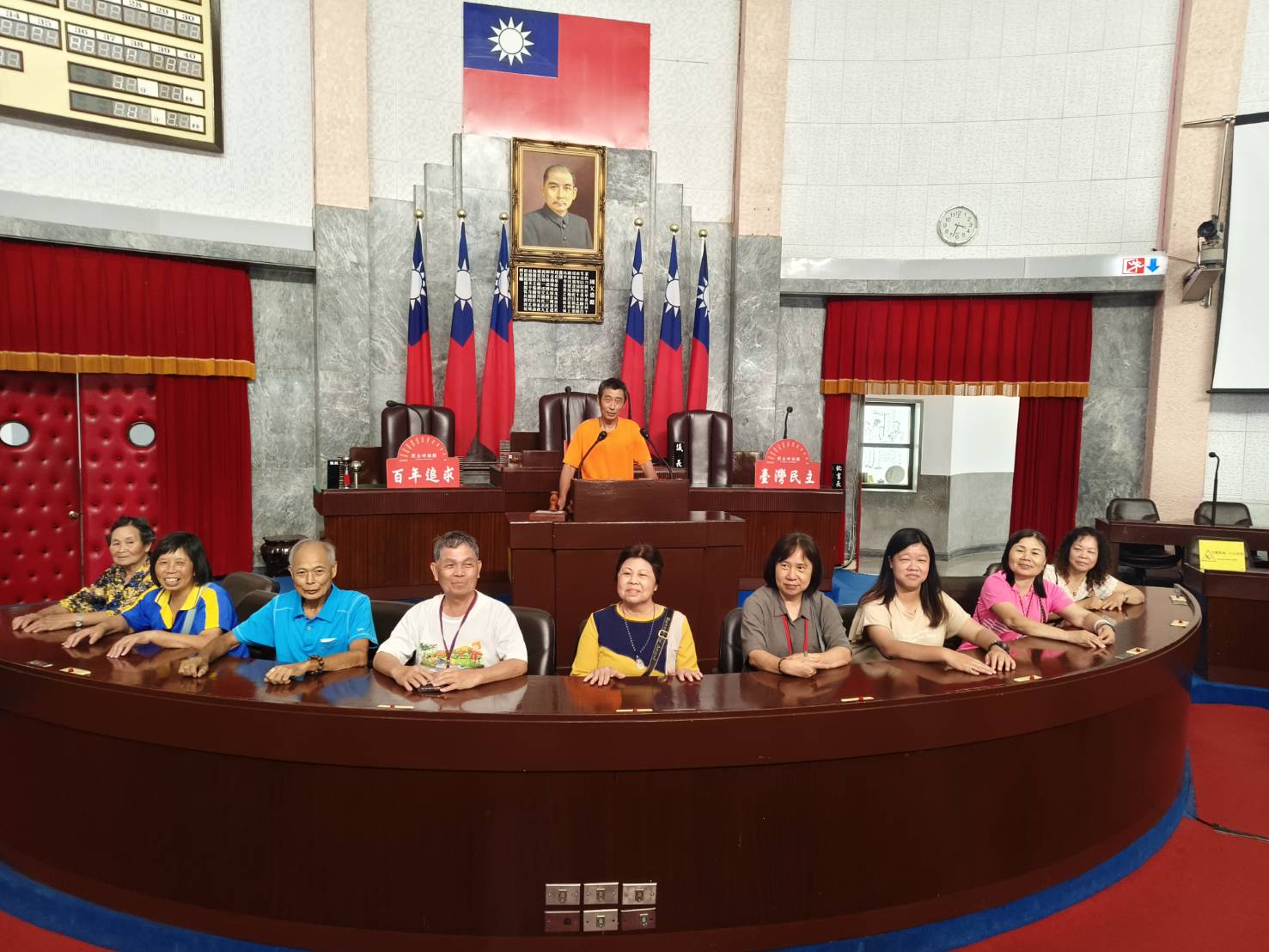議事堂主席台前留影-2