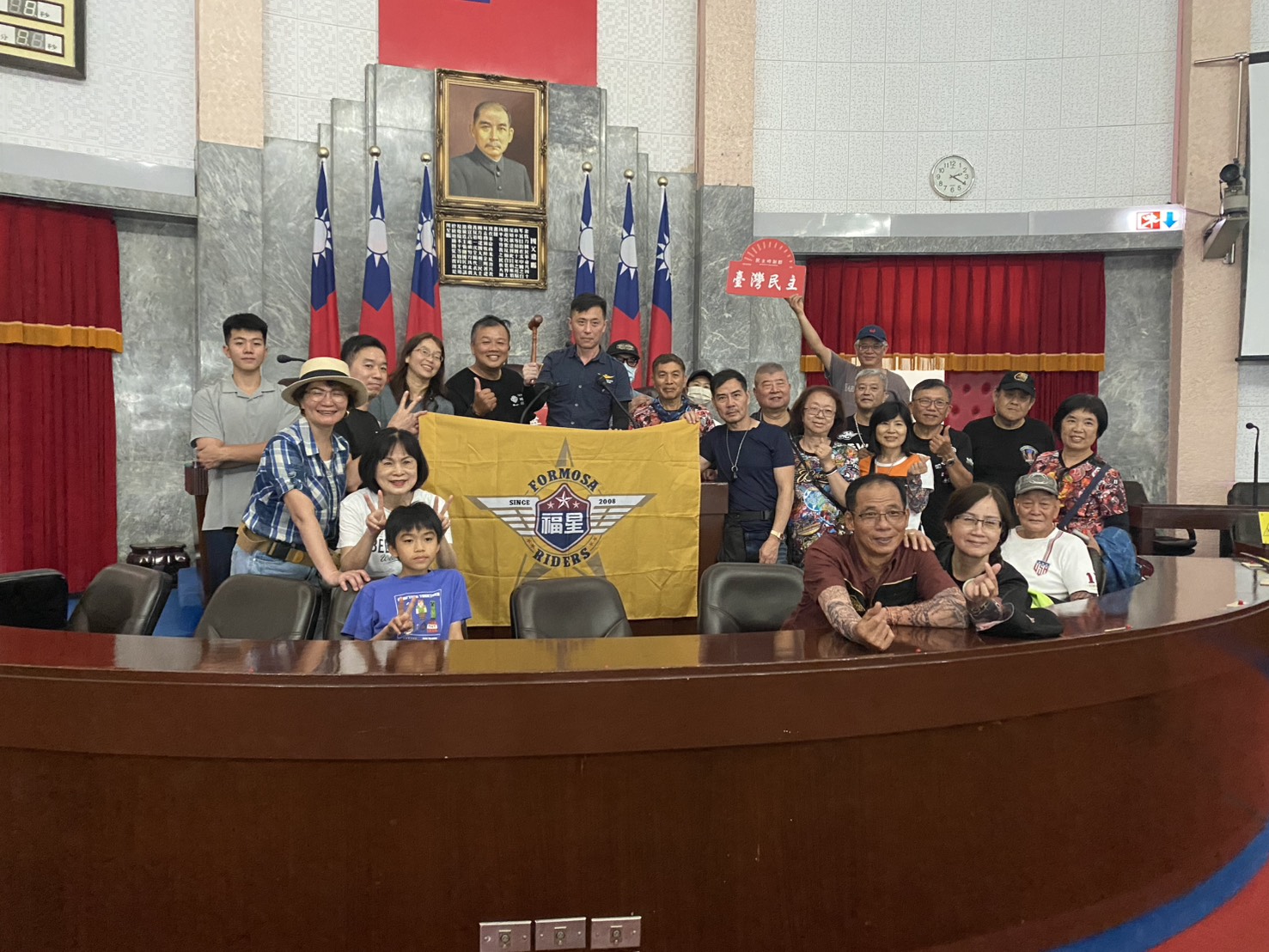 主席台前合照