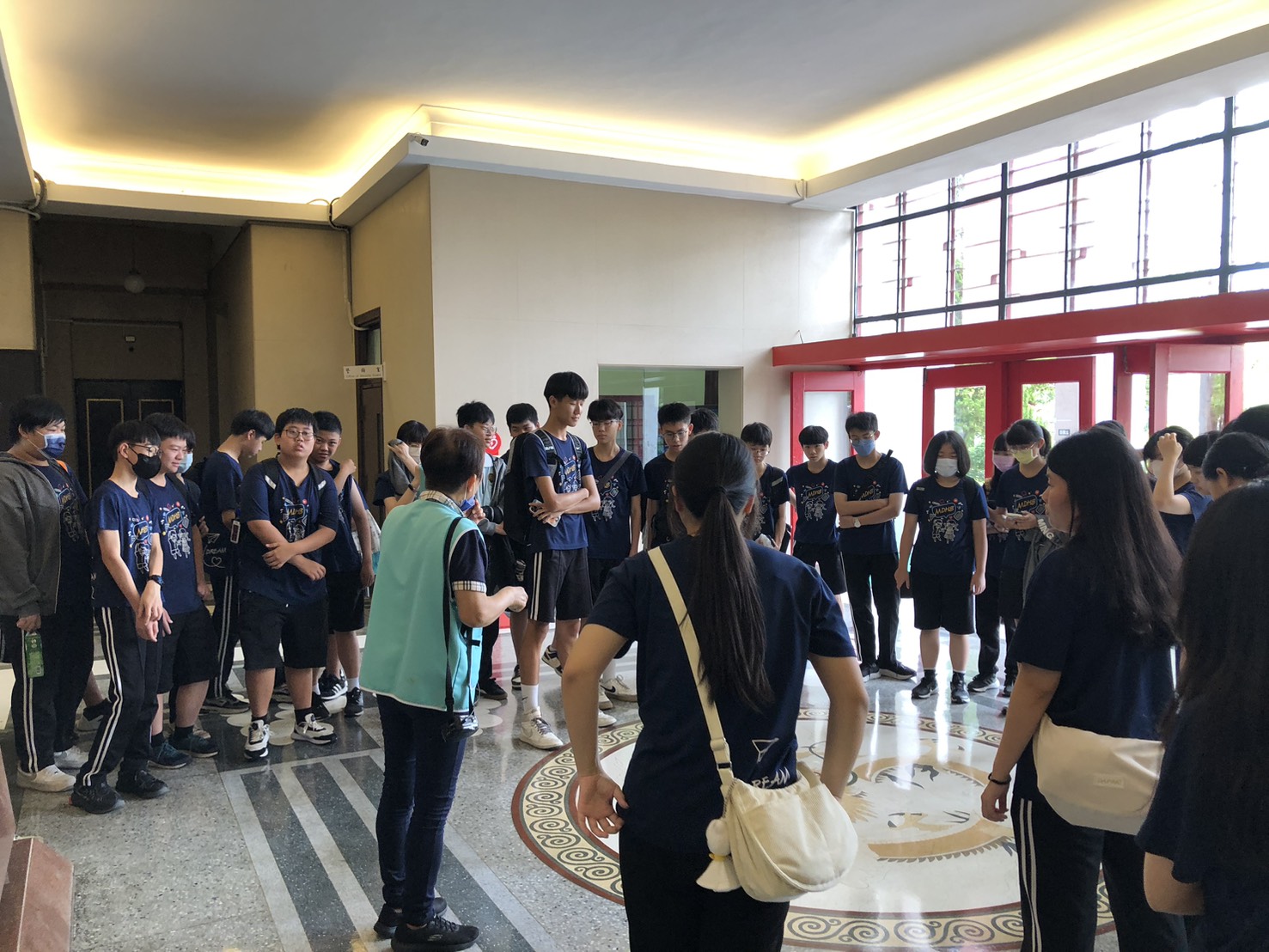解說議事堂前龍紋圖飾