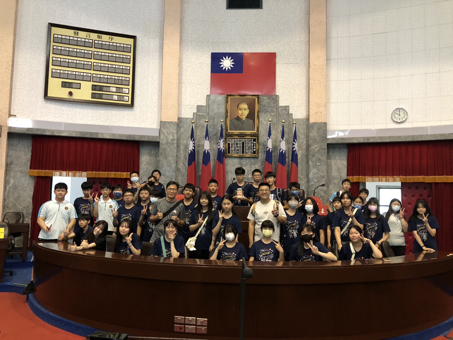 議事堂主席台前合照-1
