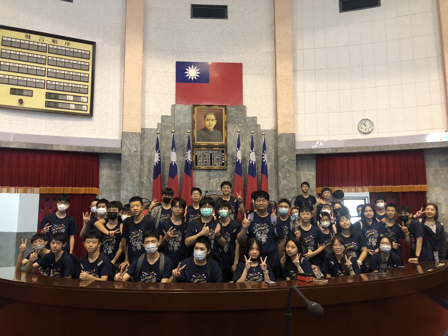 議事堂主席台前合照-2