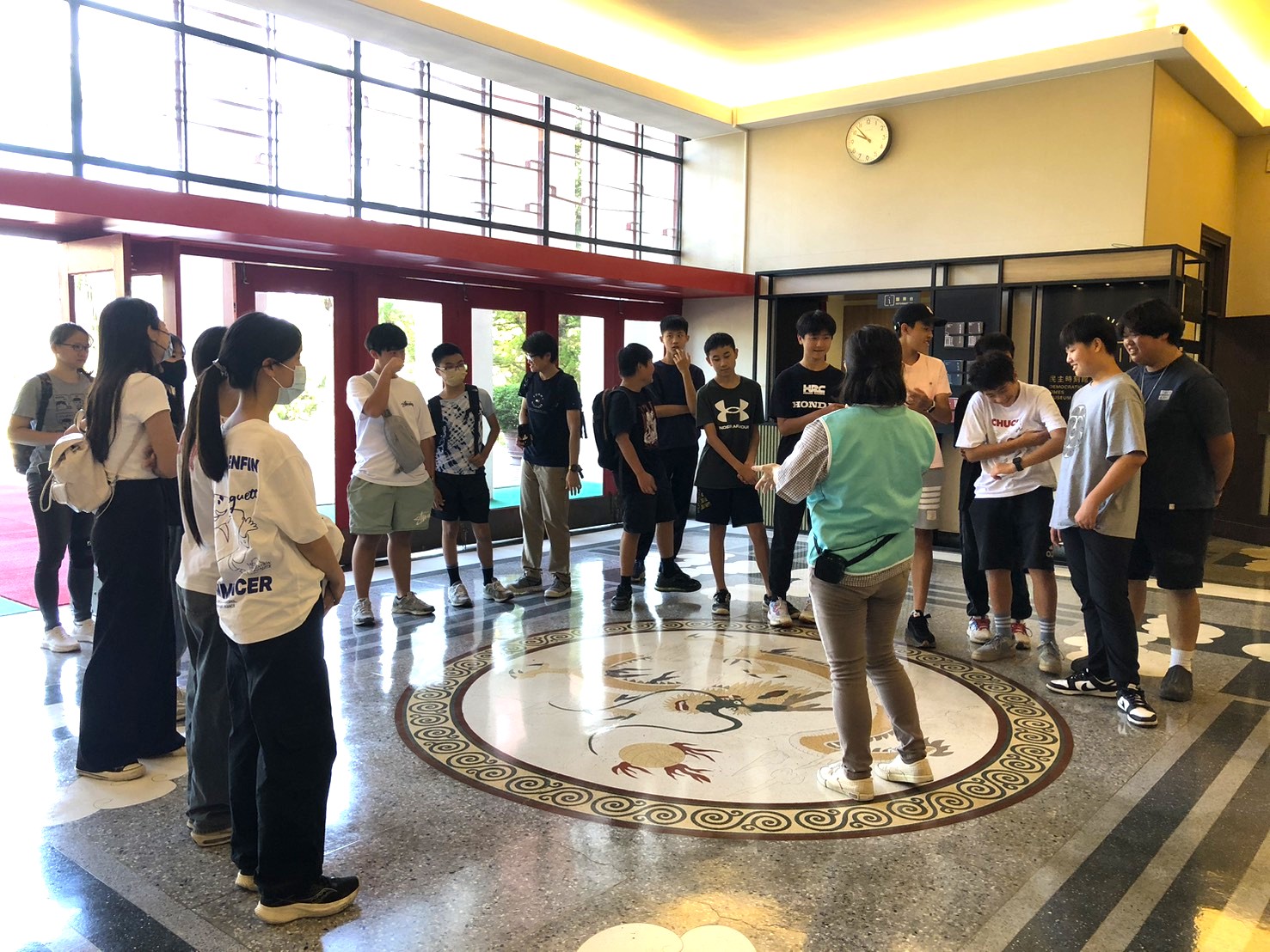 解說議事堂前龍紋圖飾