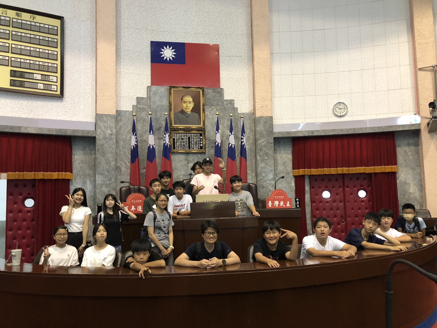 議事堂主席臺前合照