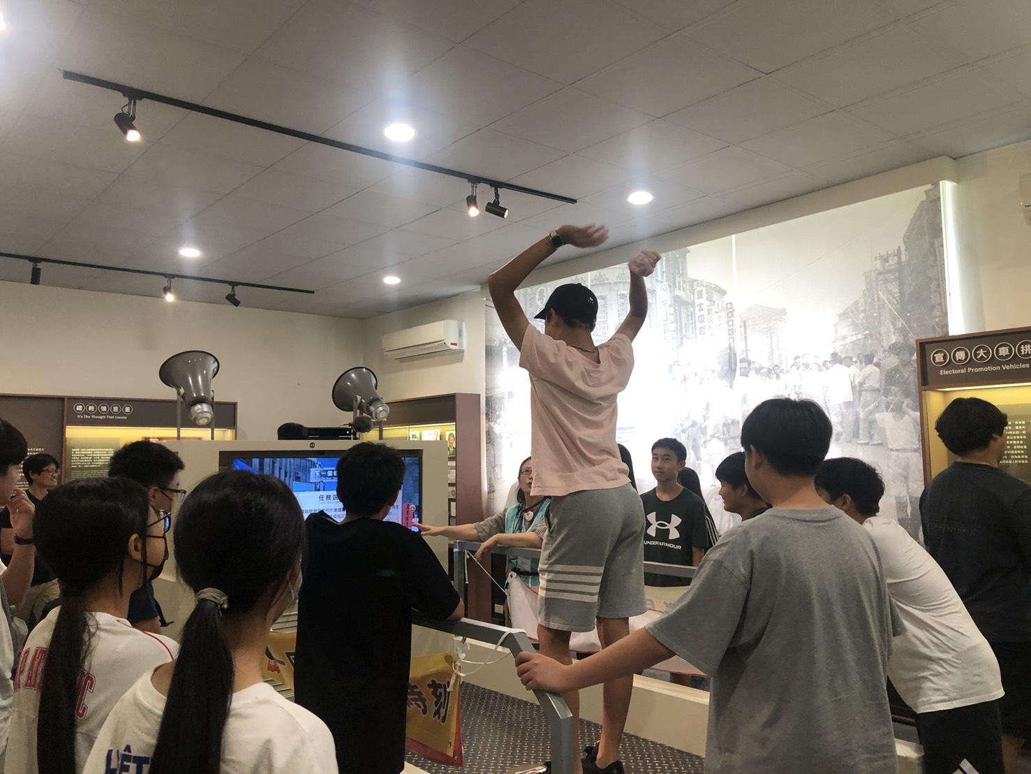體驗競選擂臺展間選舉戰車裝置-2