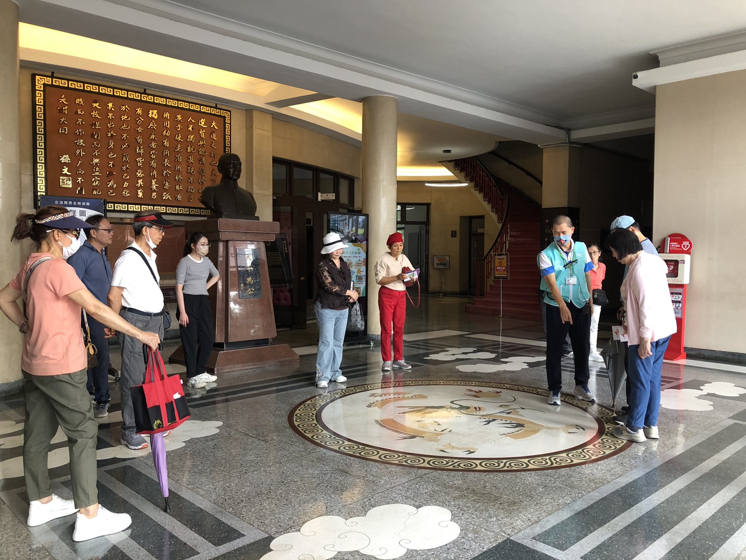 解說議事堂前龍紋圖飾