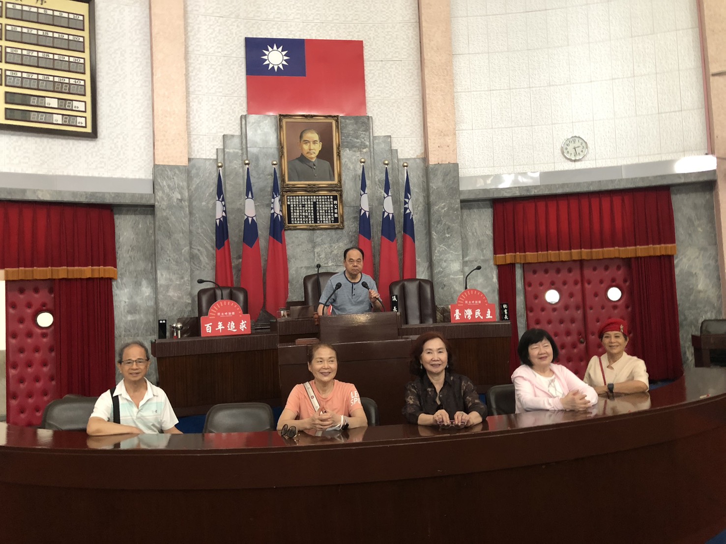 議事堂主席臺前合照