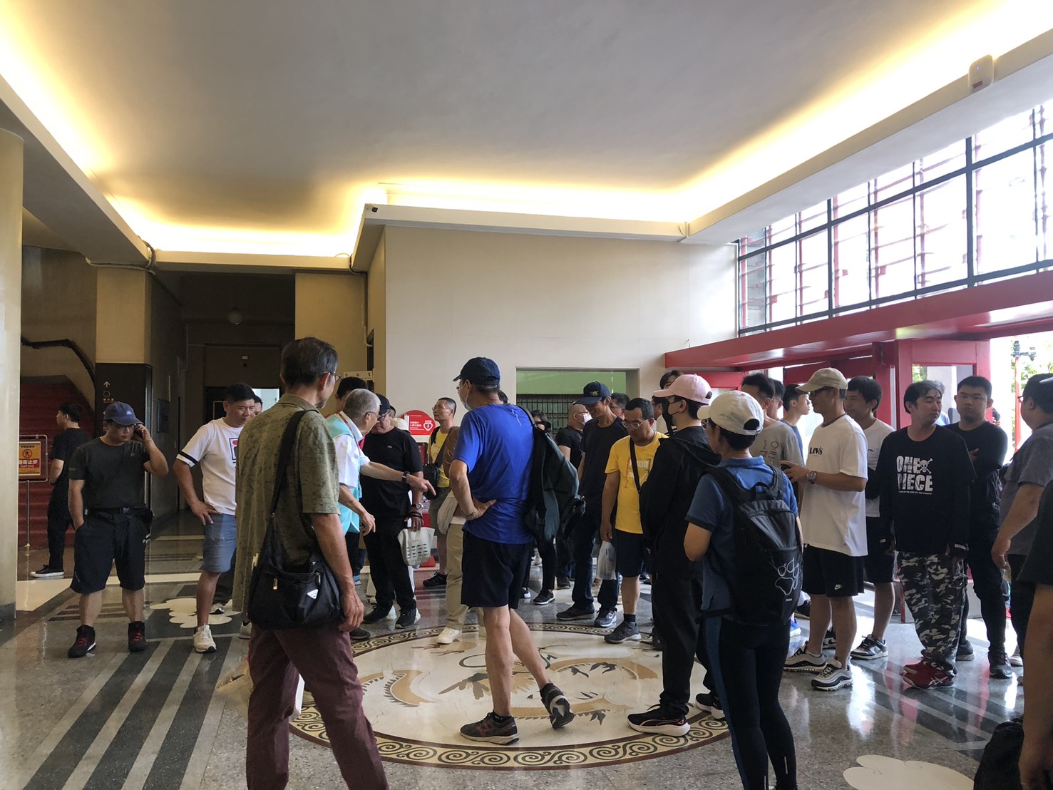 解說議事堂前龍紋圖飾
