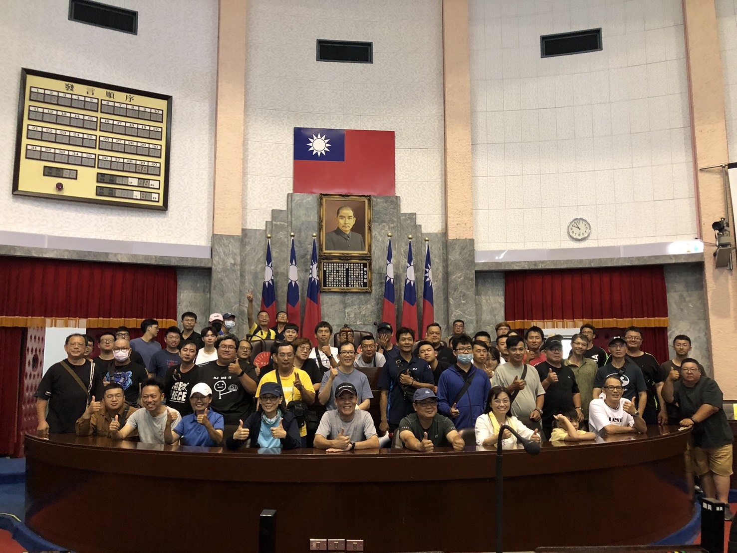 議事堂主席台前合照