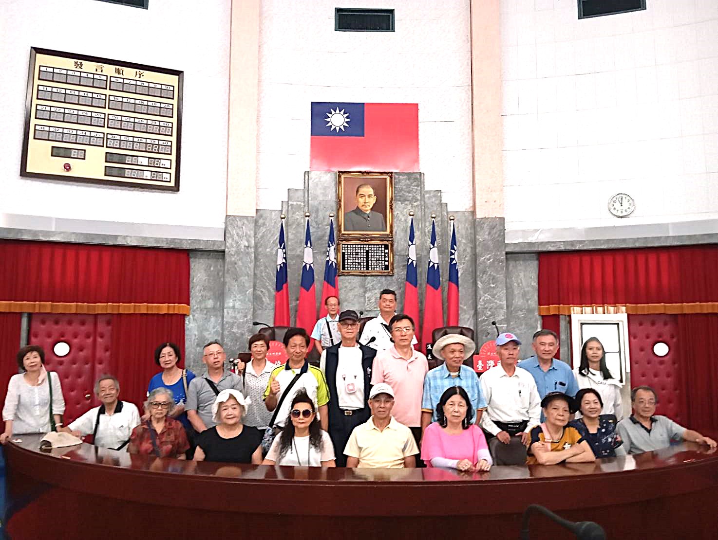 議事堂主席台前合照