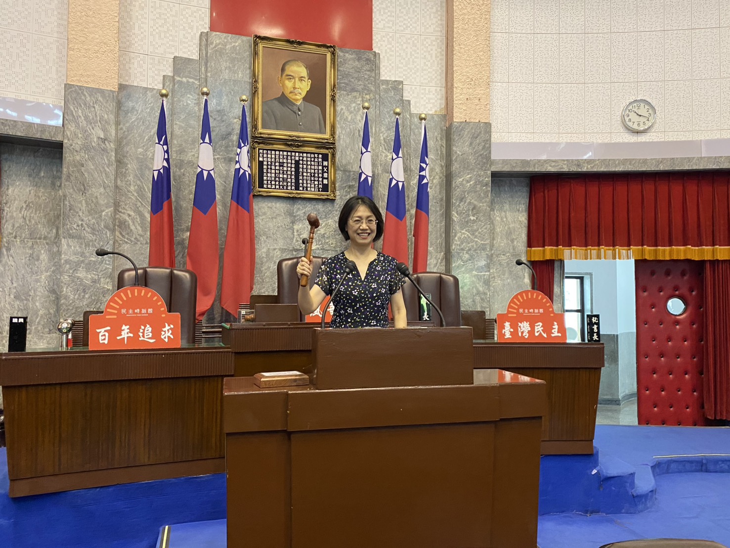翁委員體驗議事堂主席台敲槌