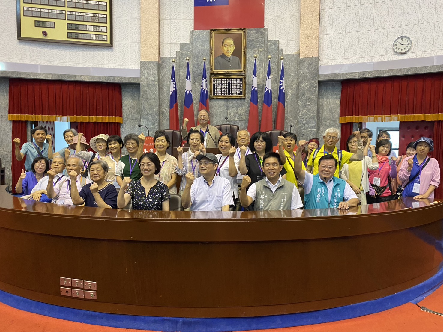 議事堂主席台前合照-1