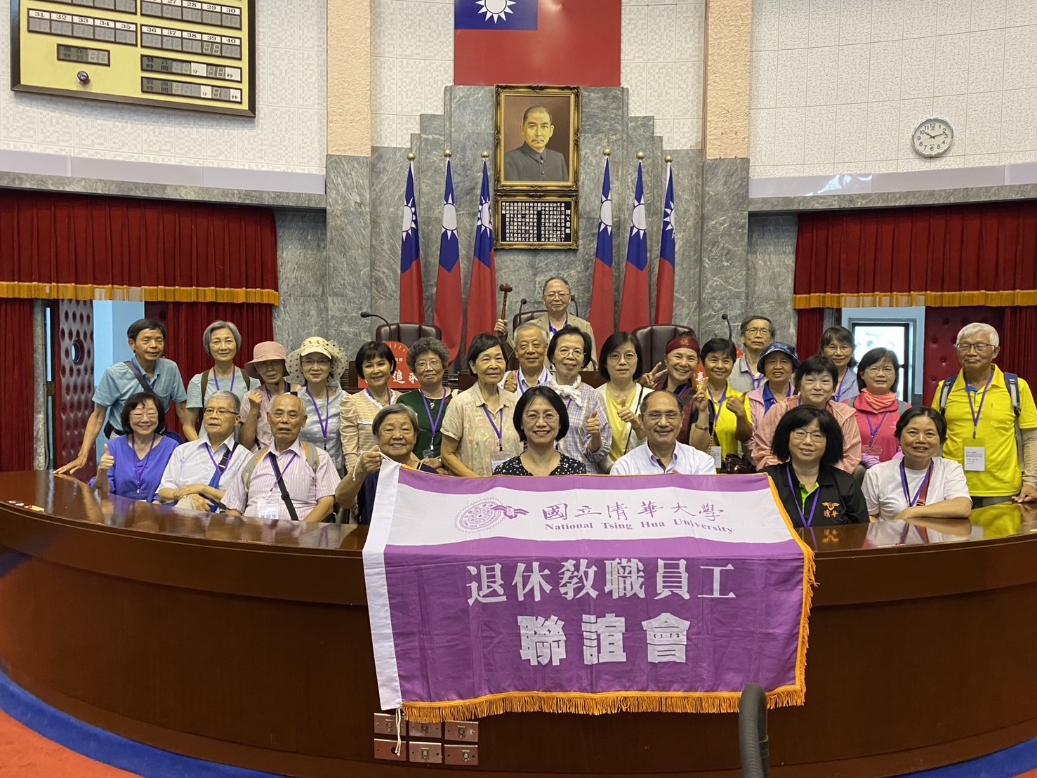 議事堂主席台前合照-2