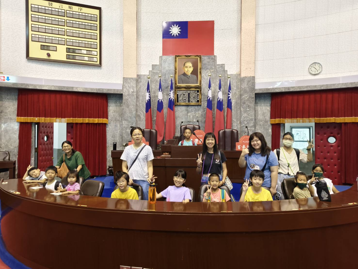 議事堂主席台前合照