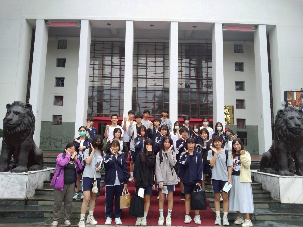 民主時刻館前合照