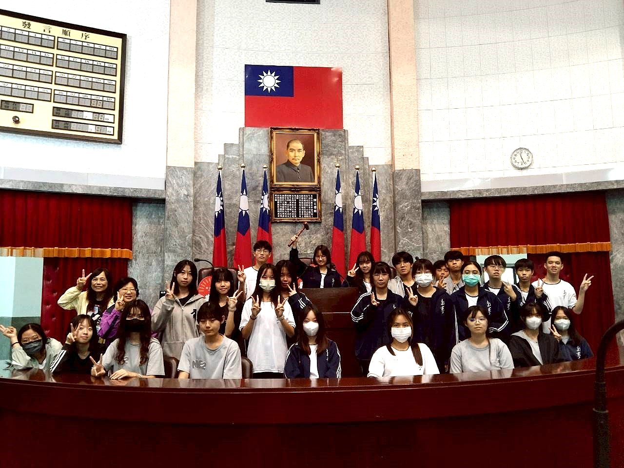 議事堂主席臺前留影