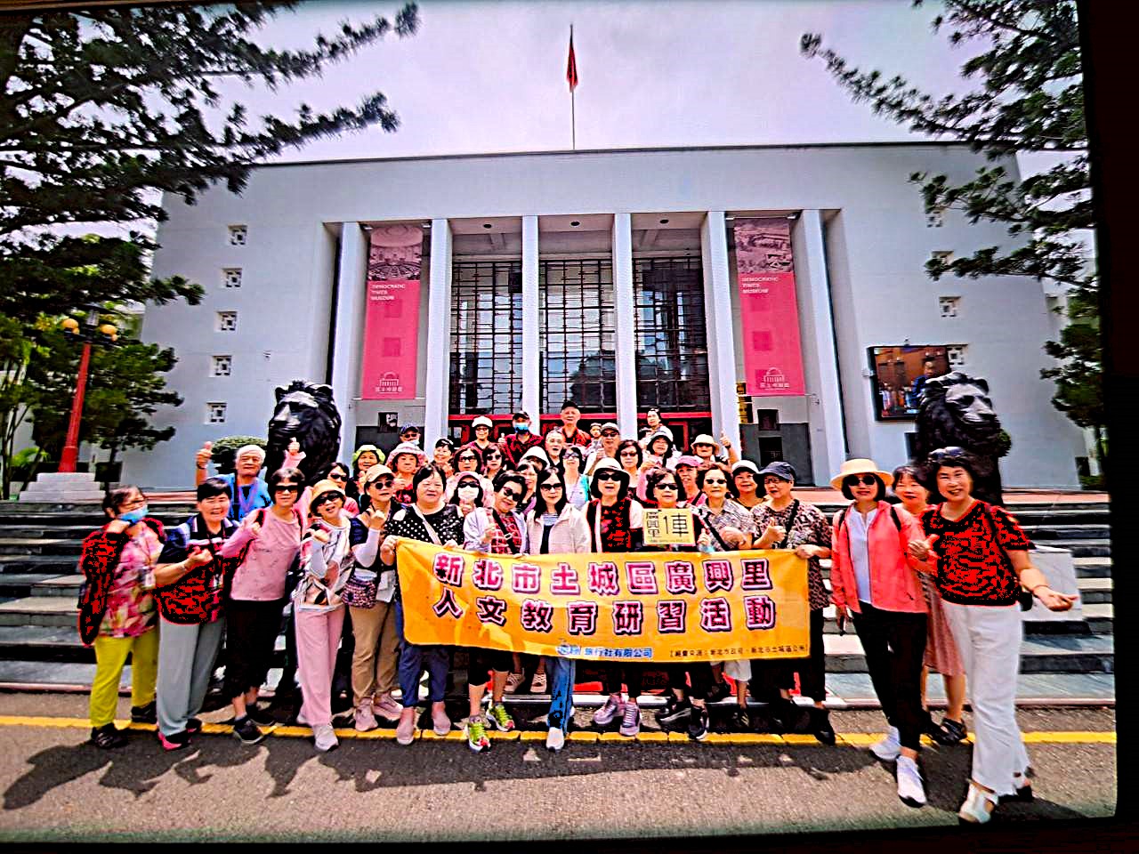 民主時刻館前合照