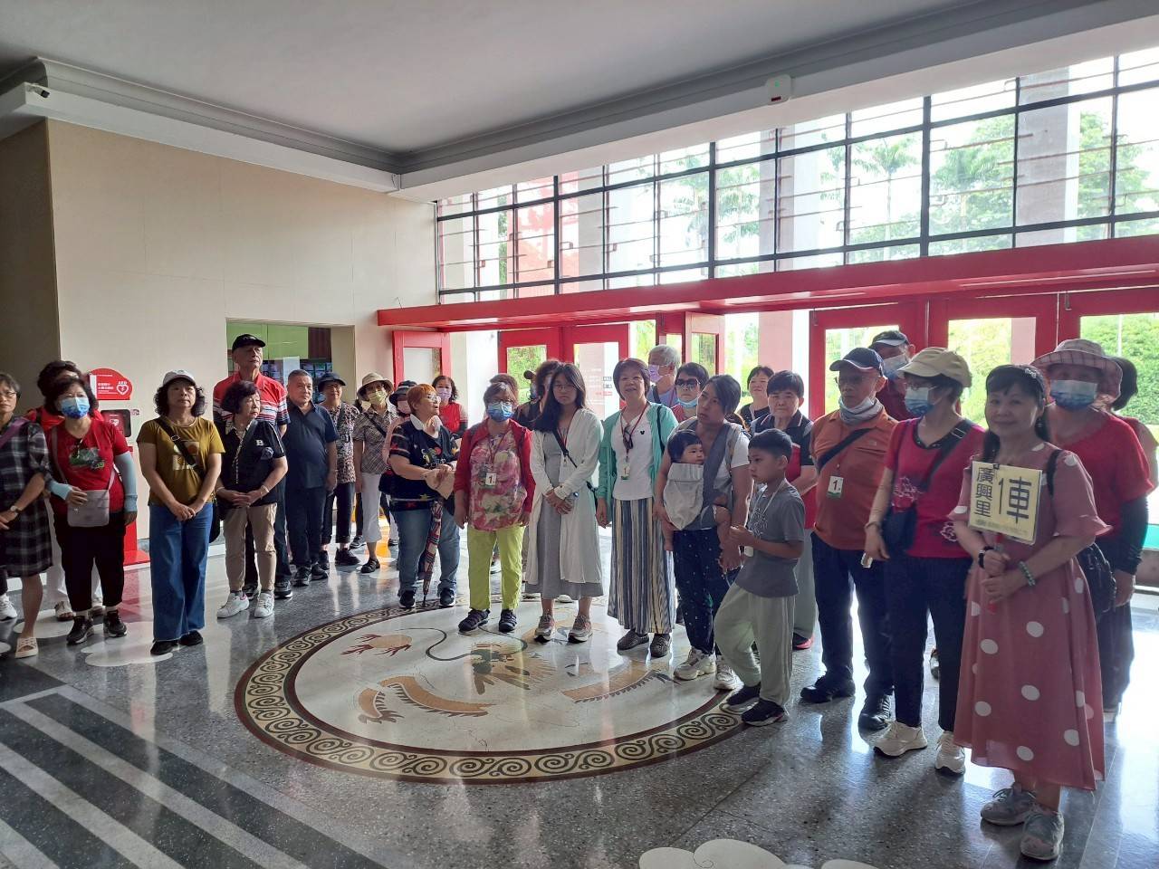 解說大廳地板龍紋圖飾