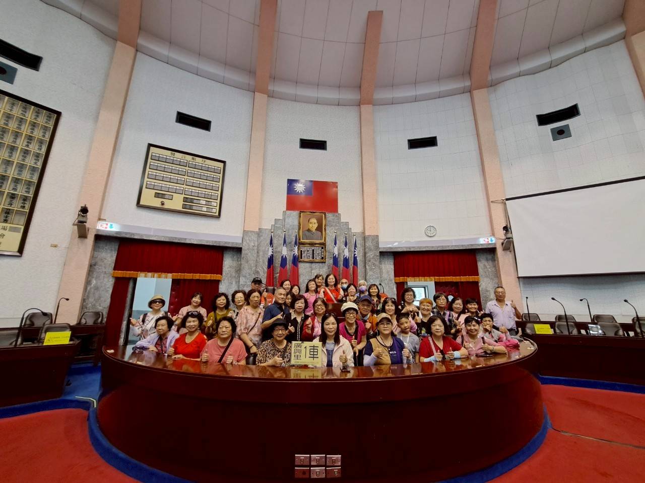 議事堂主席台前合照